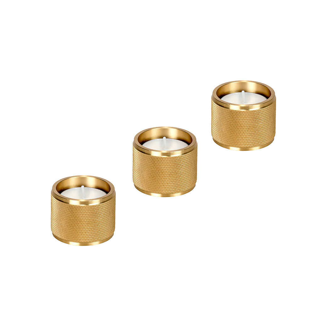 Rå og eksklusive lysestager til fyrfadslys i massiv messing med diamond cut (cross) mønster fra Buster + Punch.