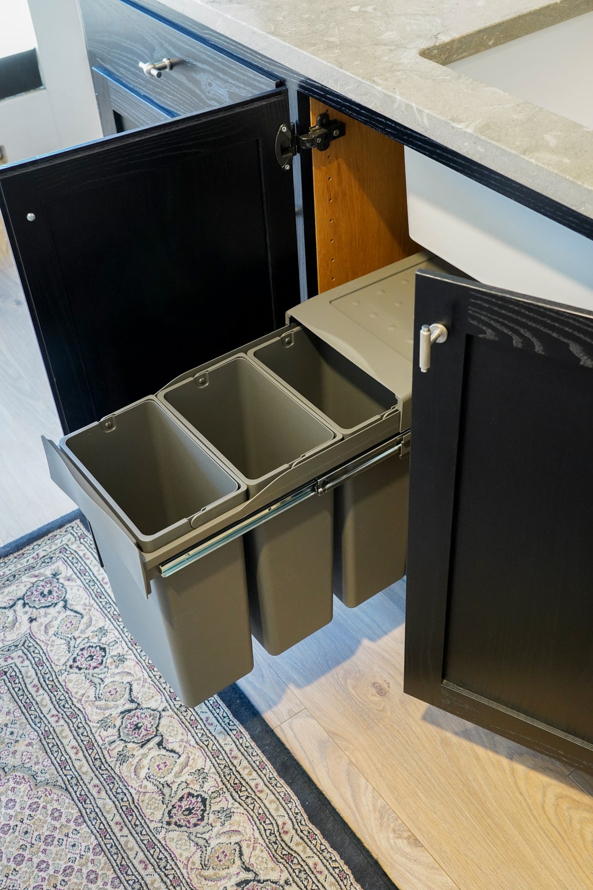 Affaldssystem til køkkenskab med 3x10 liter spande i mørkegrå og fuldudtræk • Copenhagen 3-30 new - Copenhagenhomedesign