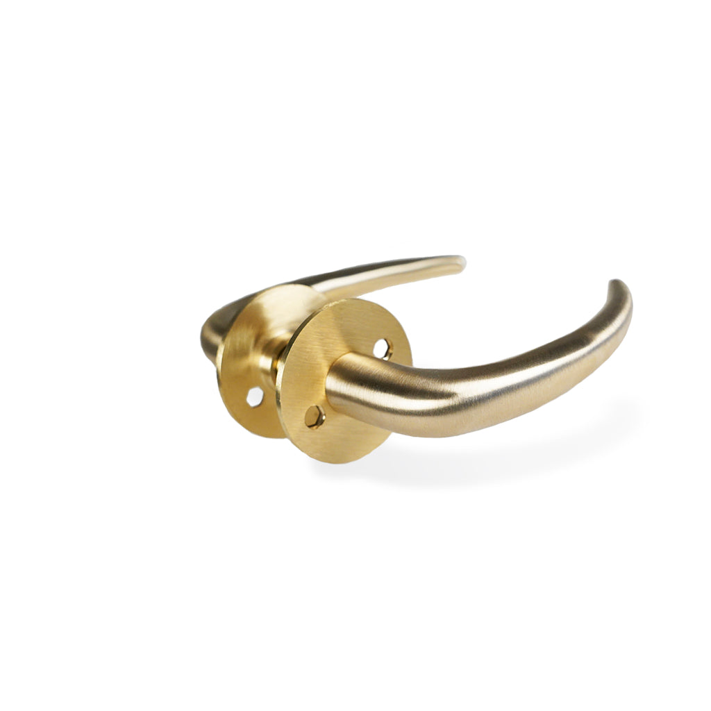 Dørgreb: Coupé dørhåndtag i børstet messing inkl. roset og nøgleskilt c/c 30 mm