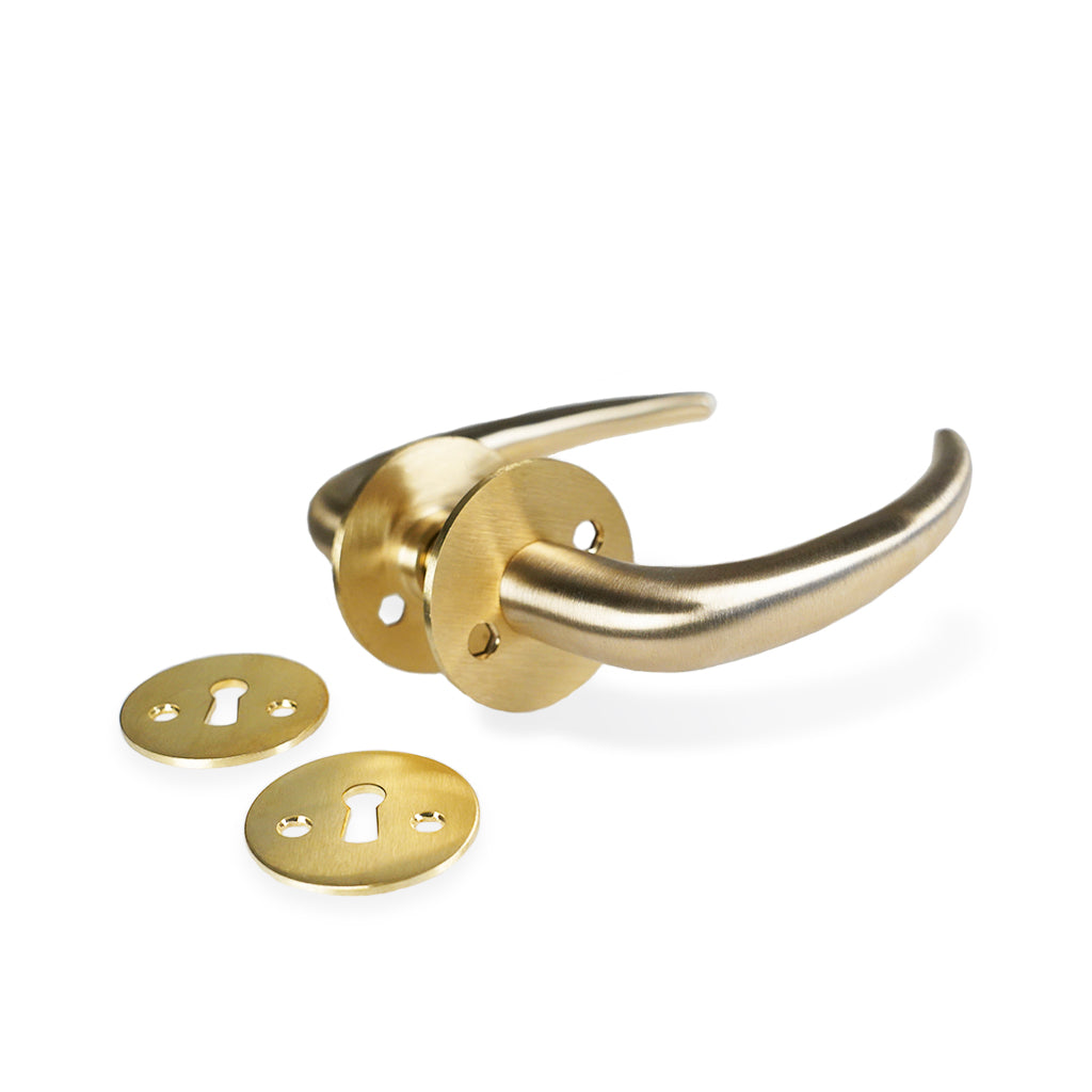 Dørgreb: Coupé dørhåndtag i børstet messing inkl. roset og nøgleskilt c/c 30 mm