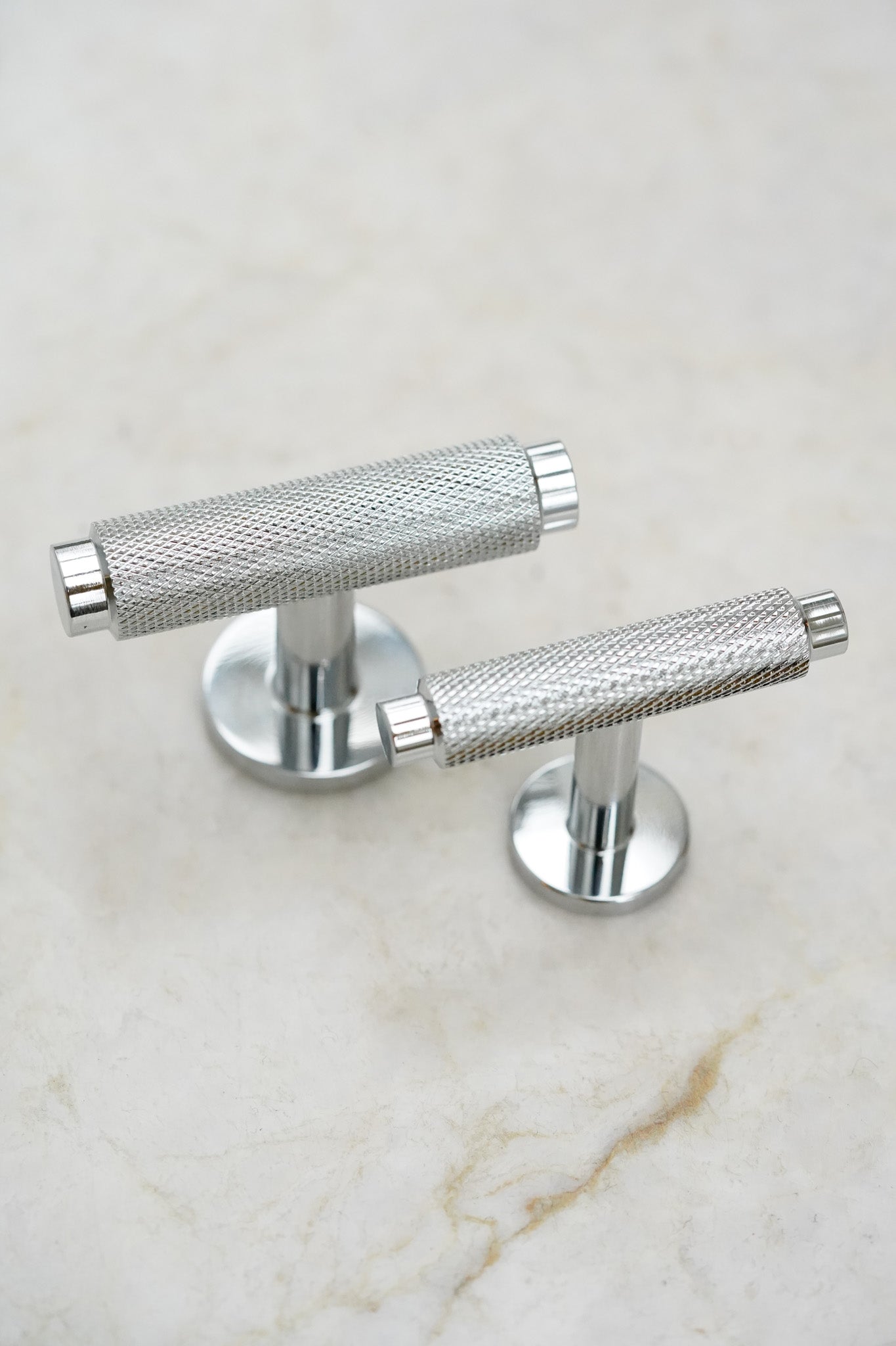 Nørrebro • Møbelknop T-bar med diamond cut, blank krom