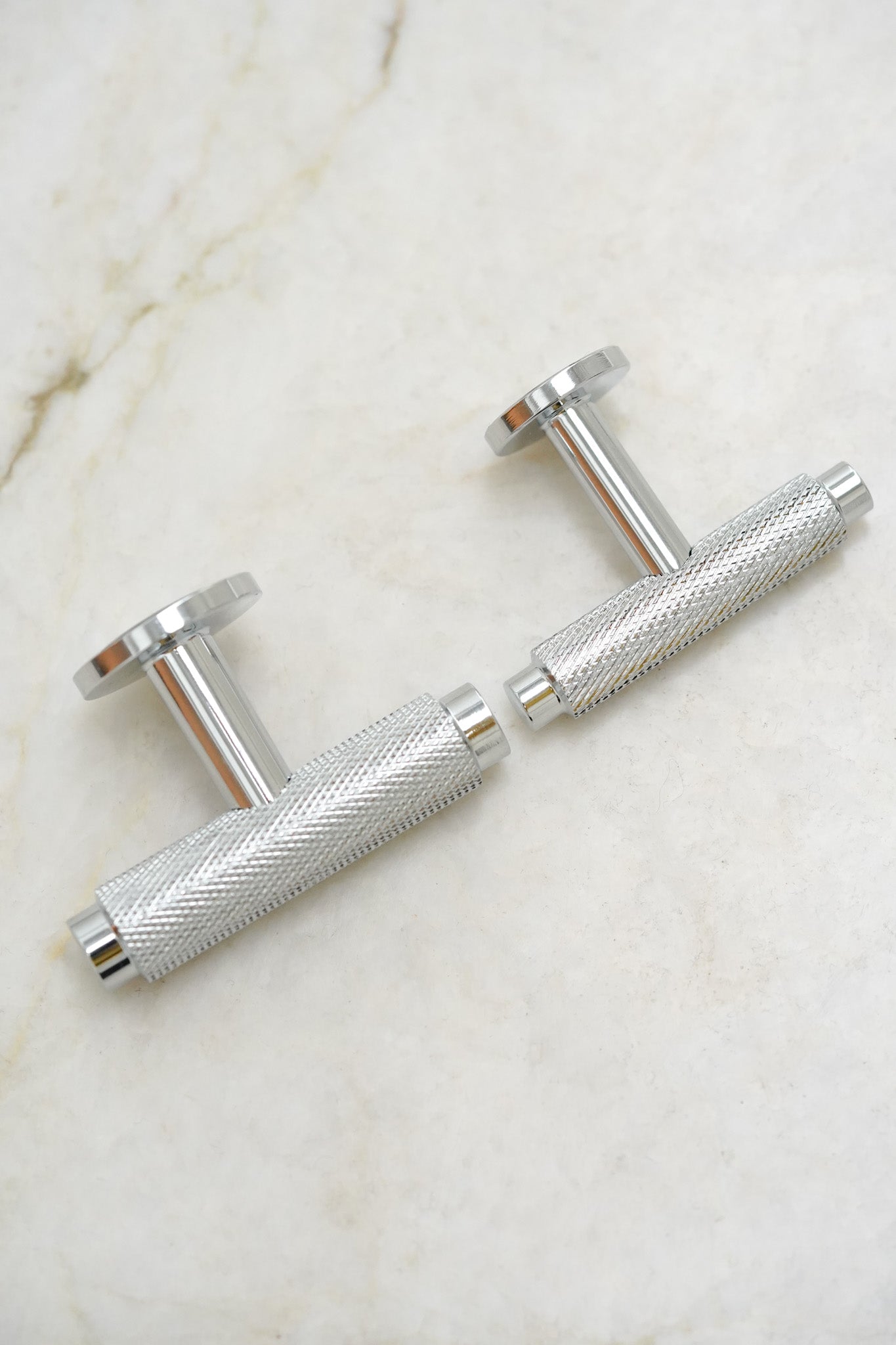 Nørrebro • Møbelknop T-bar med diamond cut, blank krom