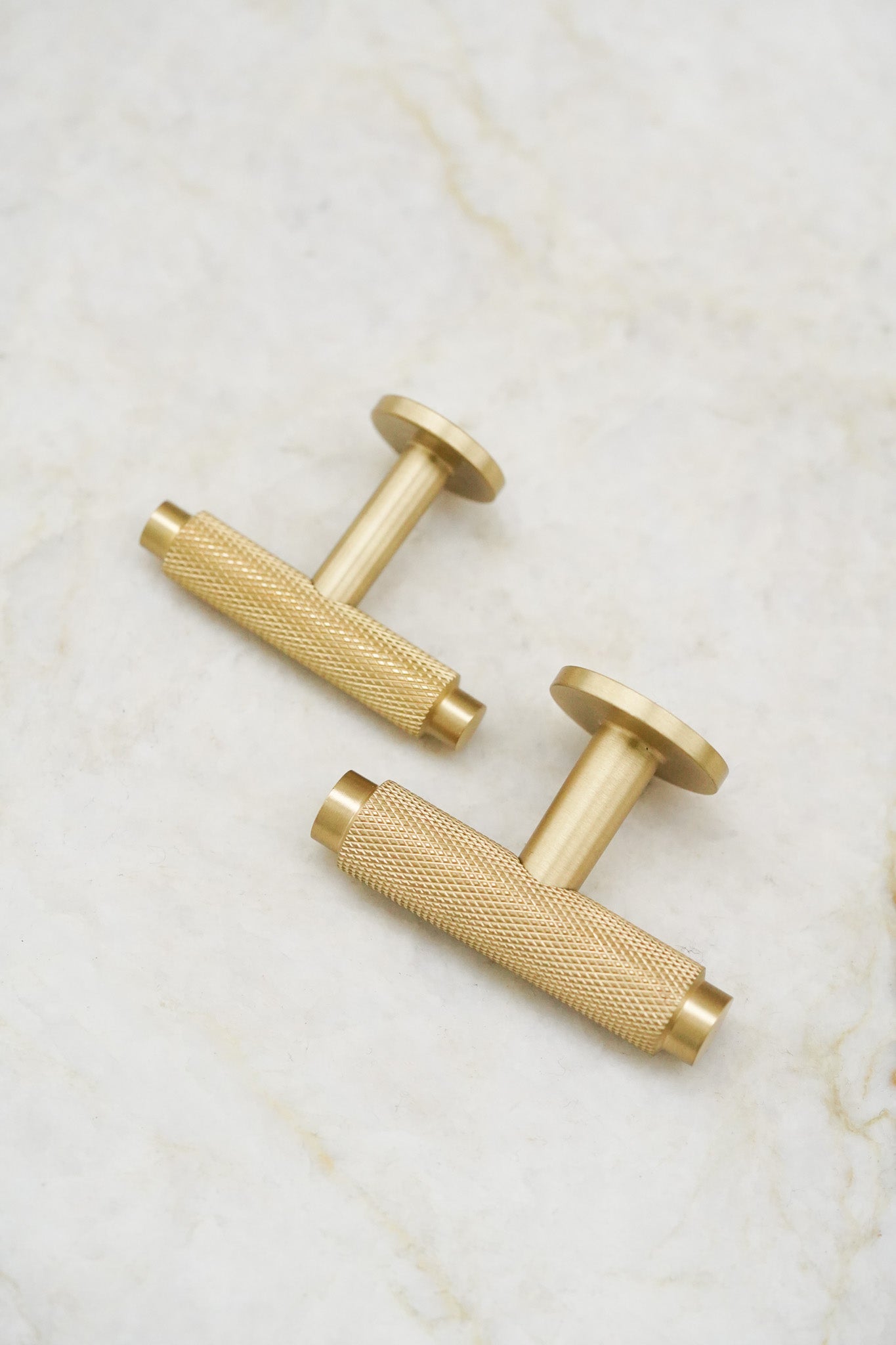 Nørrebro • Møbelknop T-bar med diamond cut, børstet messing med lak