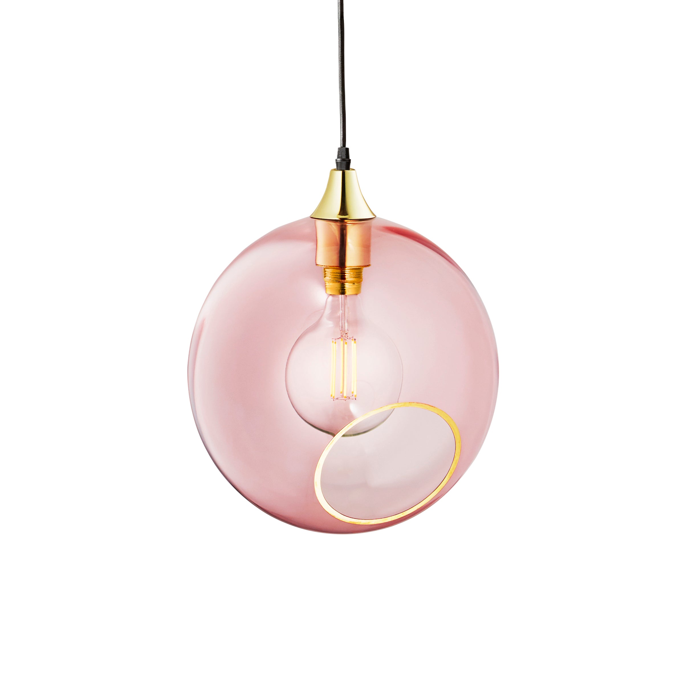 Rund pære fra Design by Us med et varmt og klart lys monteret i ballroom lampen også fra Design by Us.