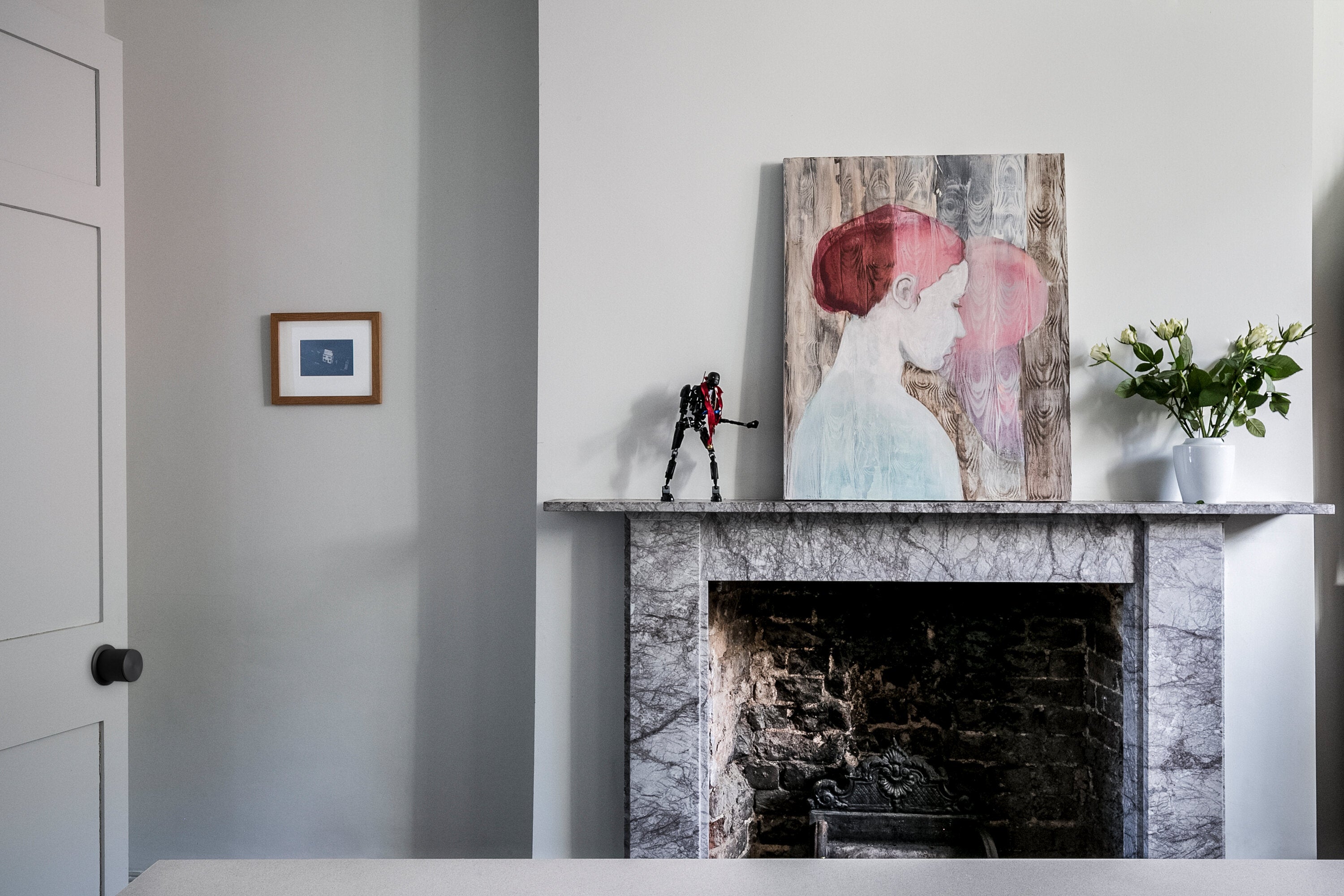 Sort dørknop med det riflede diamond cut mønster.