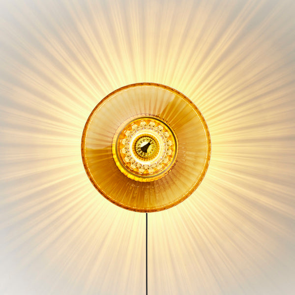 Eyeball er en mønstret/plisseret indsats i klar glas, som skaber et ekstra stærkt lysspil til New wave Lamperne fra Design by Us.