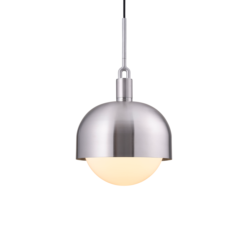 Pendel med fatning og skærm af stål samt pære i opalglas, på hvid baggrund.