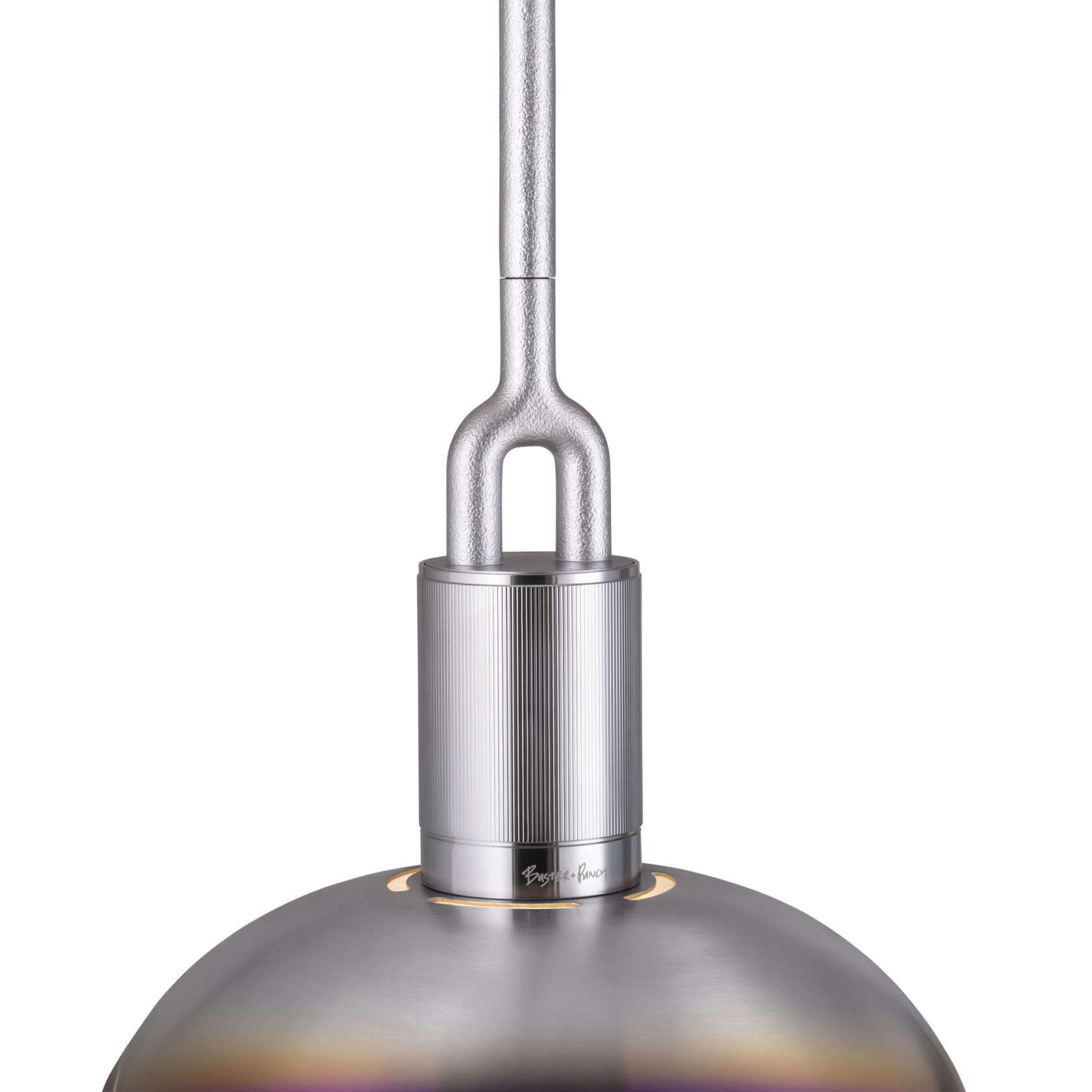 Detaljebillede af fatning og skærm af brændt, på hvid baggrund.