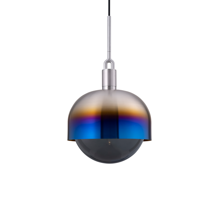 Pendel med fatning og skærm af brændt stål samt pære i røgfarvet glas, på hvid baggrund.