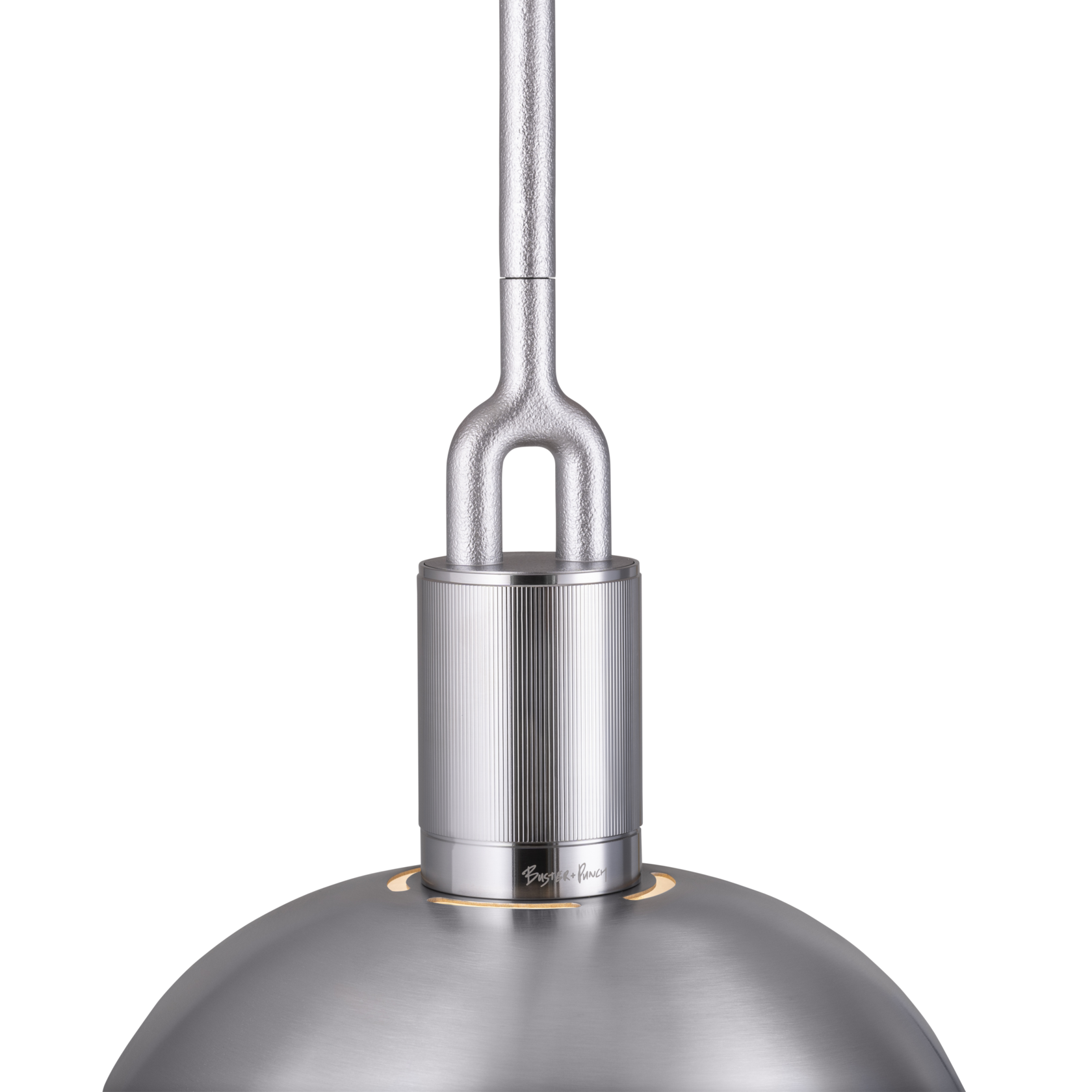 Detaljebillede af fatning og skærm af stål, på hvid baggrund.