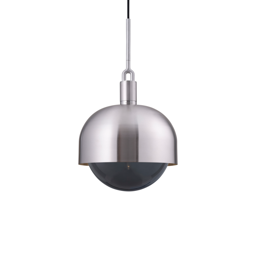 Pendel med fatning og skærm af stål samt pære i røgfarvet glas, på hvid baggrund.