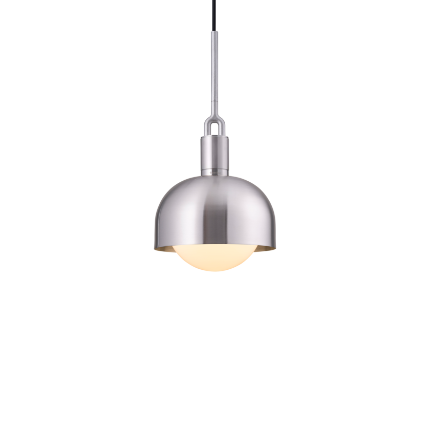 Pendel med fatning og skærm af stål og en pære af opalglas, på hvid baggrund.