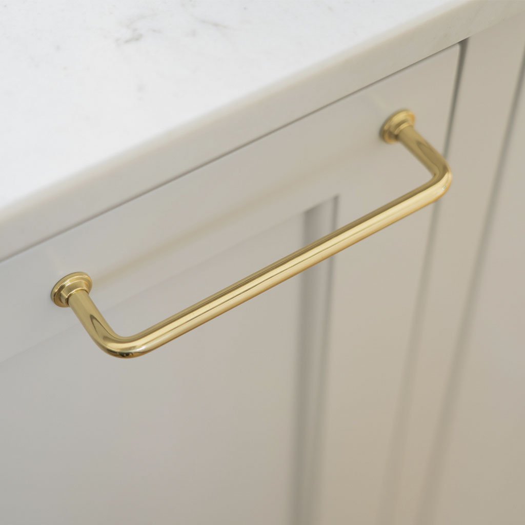 Frederiksberg • Køkkengreb, blank messing med lak