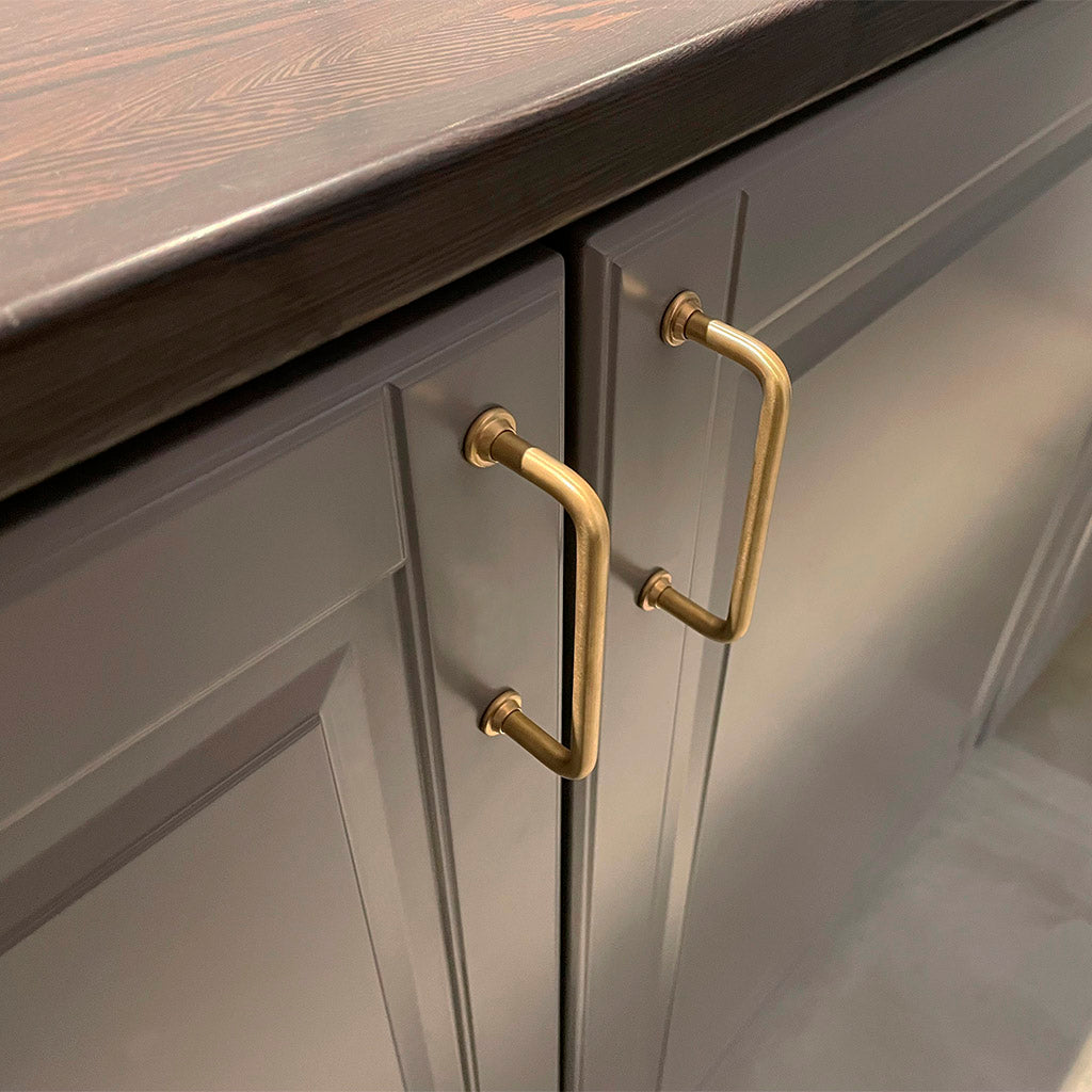 Frederiksberg • Køkkengreb, børstet messing med lak