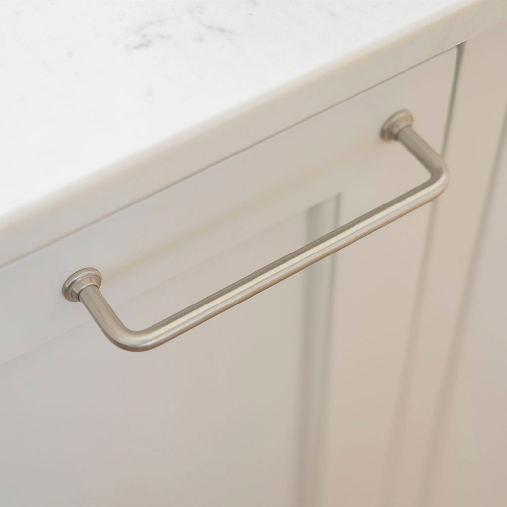 Greb: Frederiksberg • Bøjlegreb i messing i rustfri stål look med lak