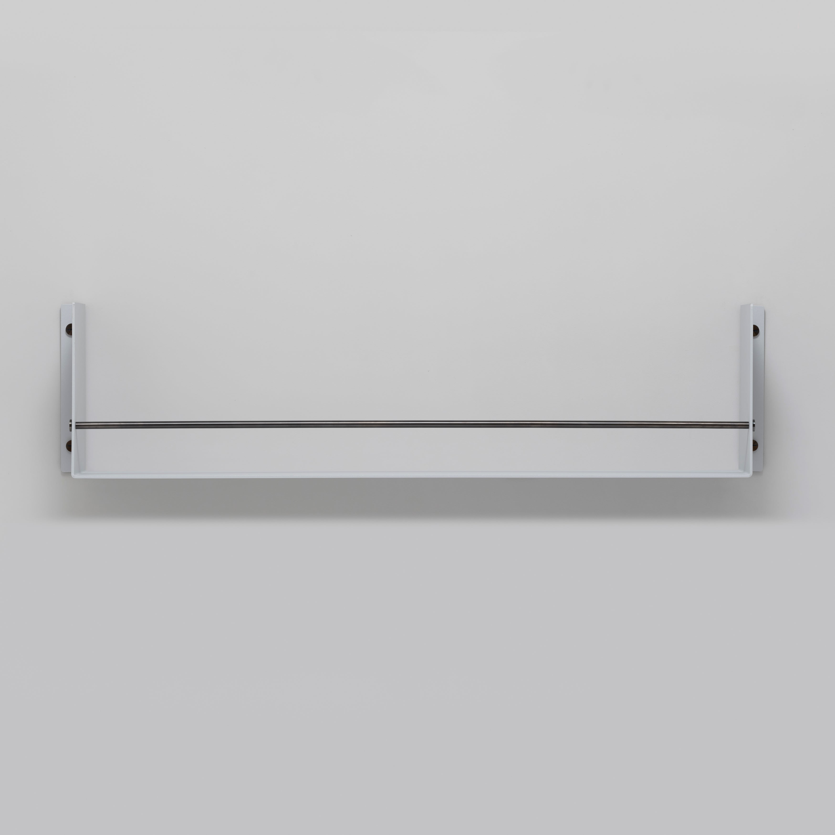 Grå hylde til køkkenet i råt design med eksklusive detaljer i gun metal.