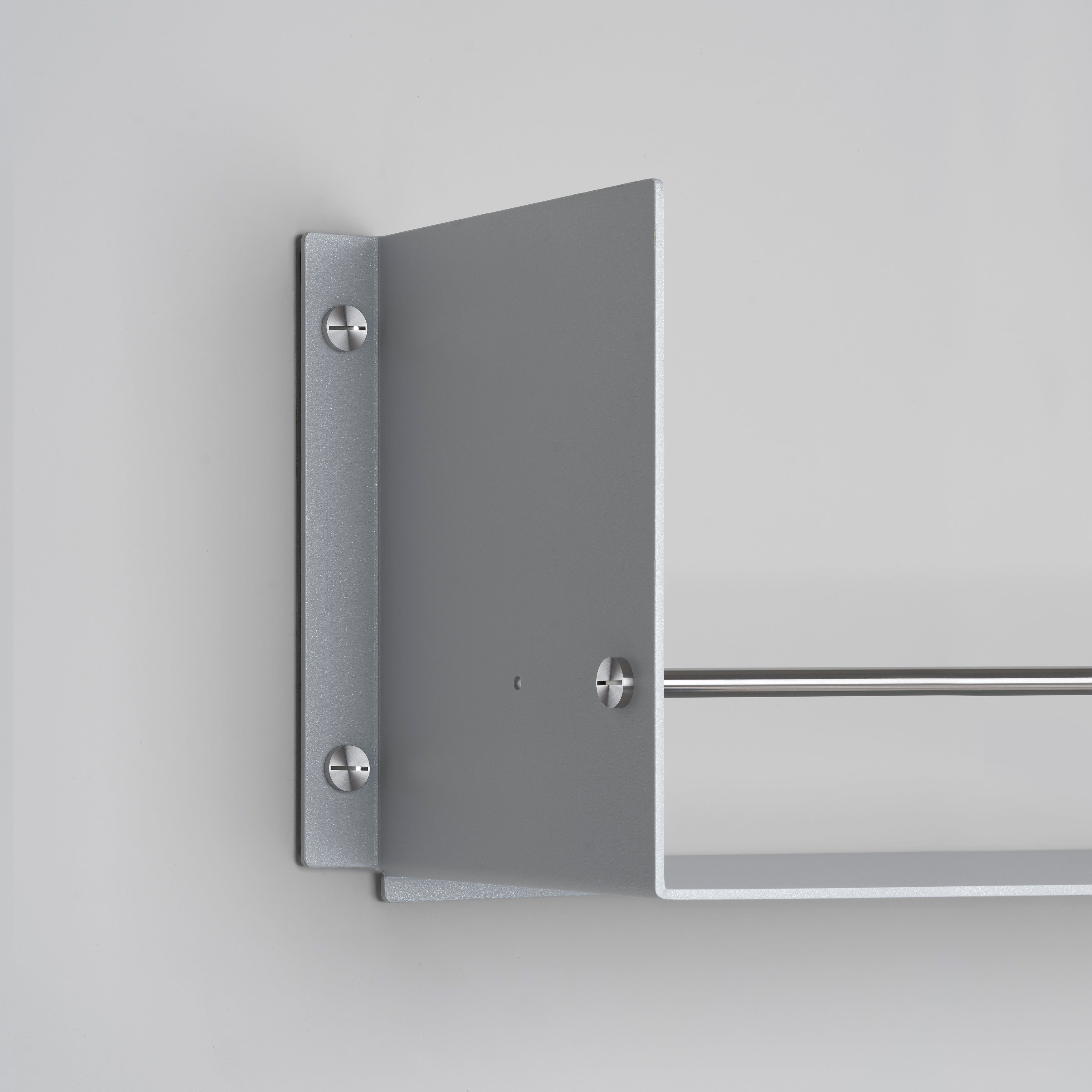 Hylde i grå med et råt og eksklusivt design med detaljer i rustfri stål.