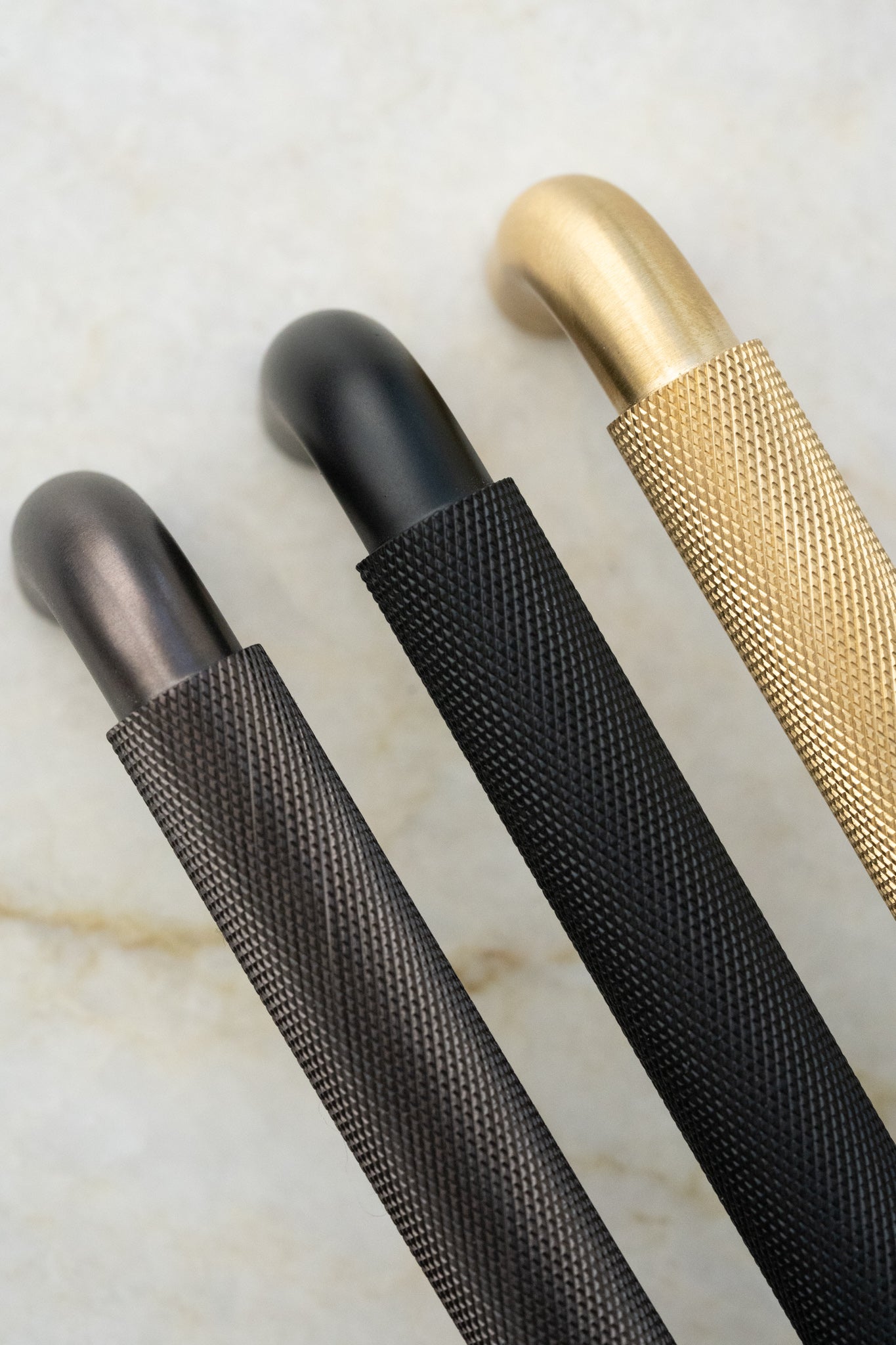 Holmen • Køkkengreb med diamond cut, bruneret messing