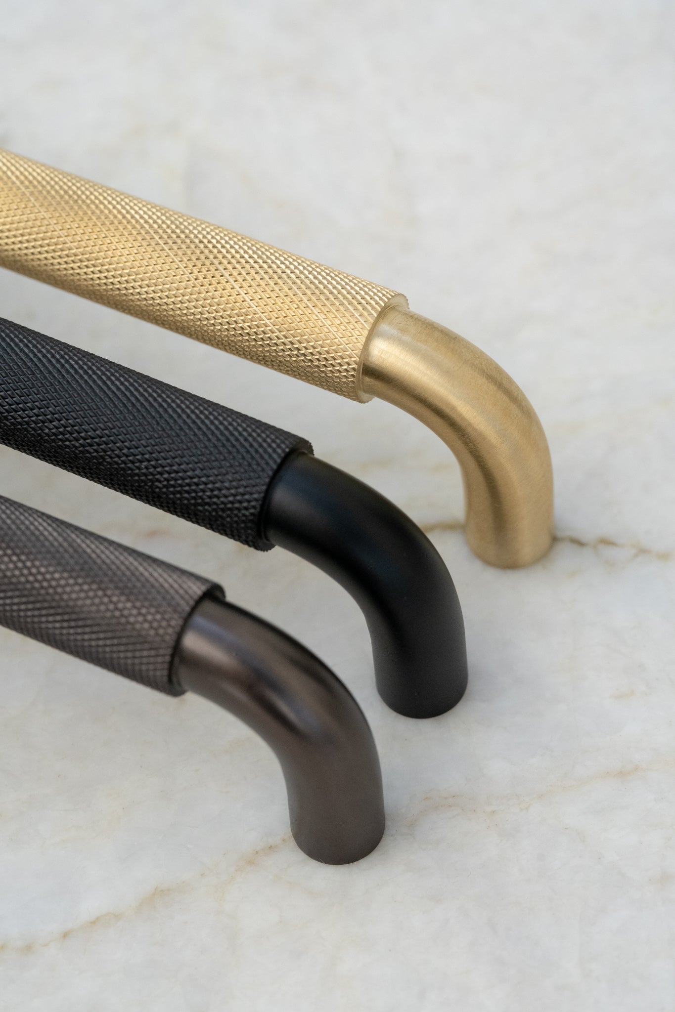 Holmen • Køkkengreb med diamond cut, messing uden lak