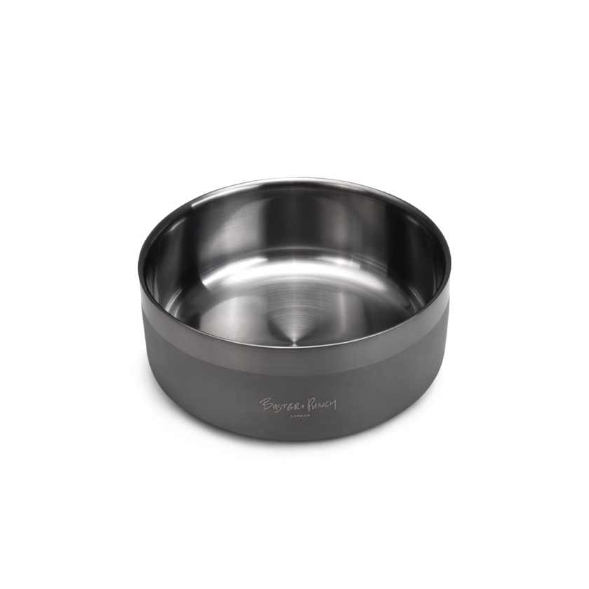 Hundeskål i stål med gun metal finish, på hvid baggrund.