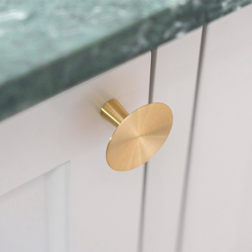 København • Møbelknop, børstet messing med lak