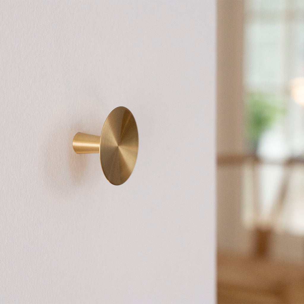 København møbelknop, Ø 75 mm, børstet messing med lak • Chr. Jørgensen