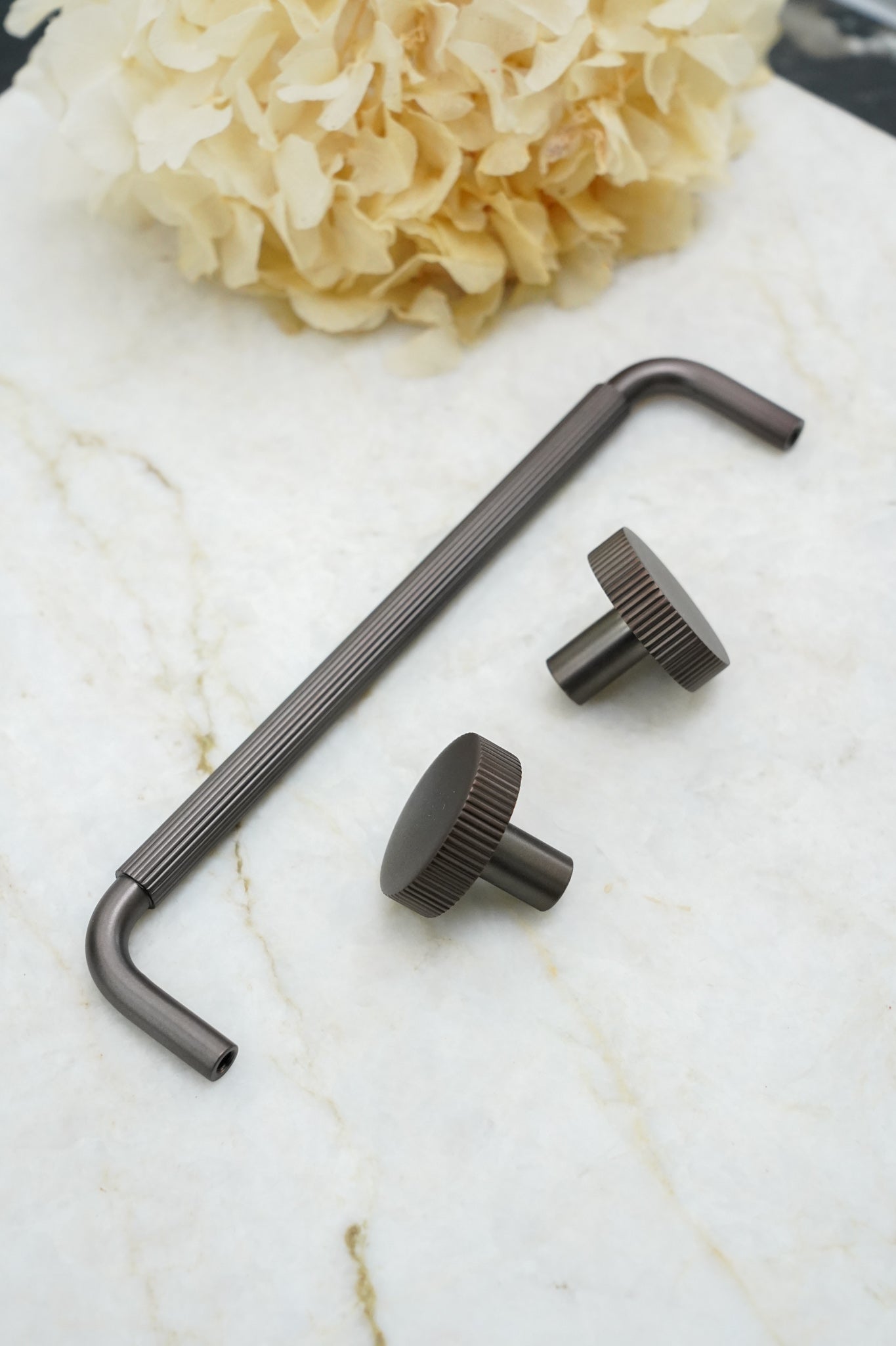 Bruneret køkkengreb med linjeret design