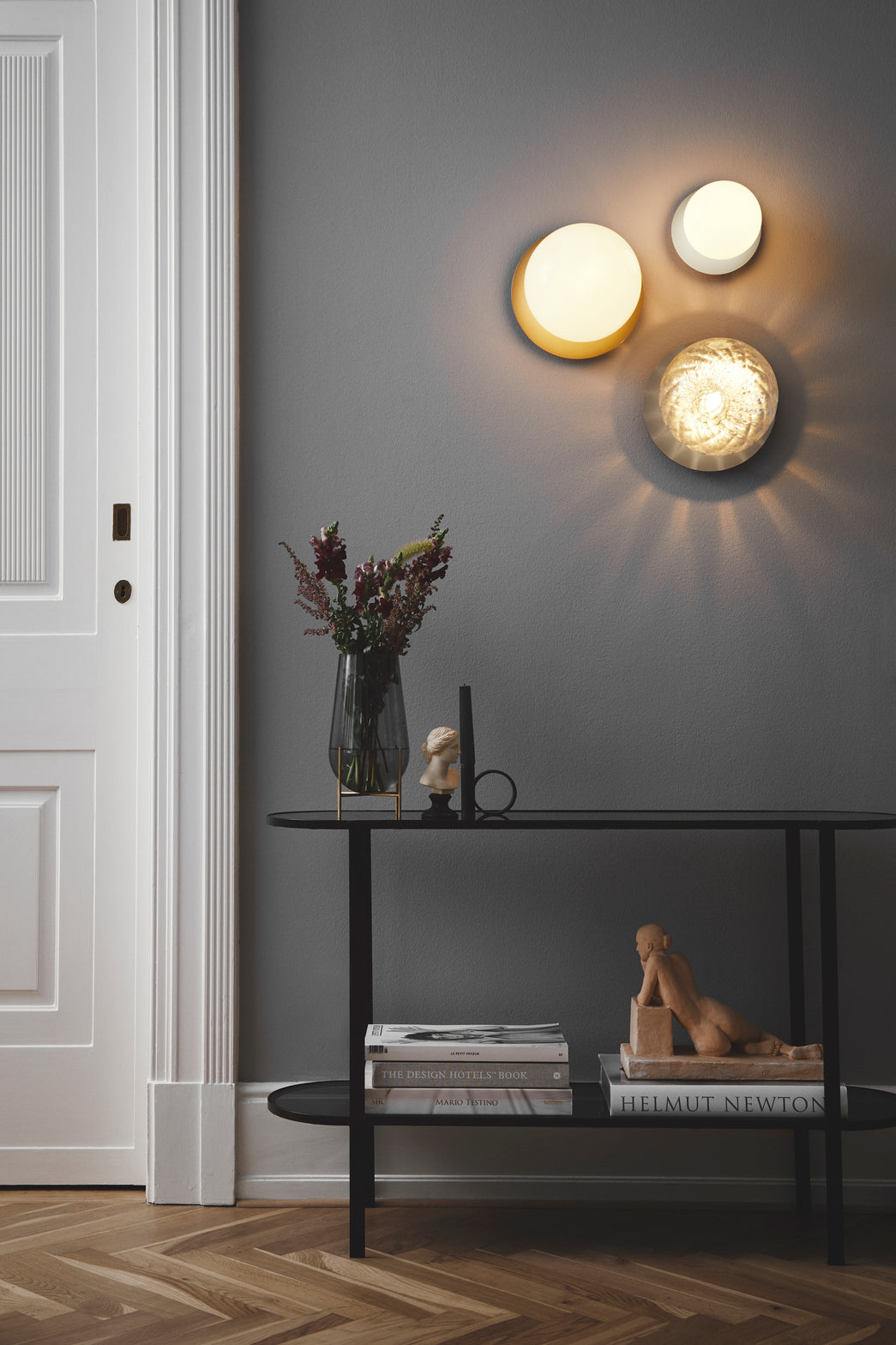 Væglamper med lampeskærme af opalglas og sølvfarvet fatning, i dagligstuemiljø