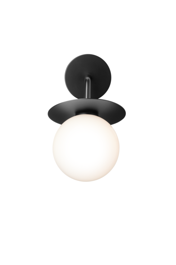 Væglampe med rund skærm af opalglas og sort stel, på hvid baggrund