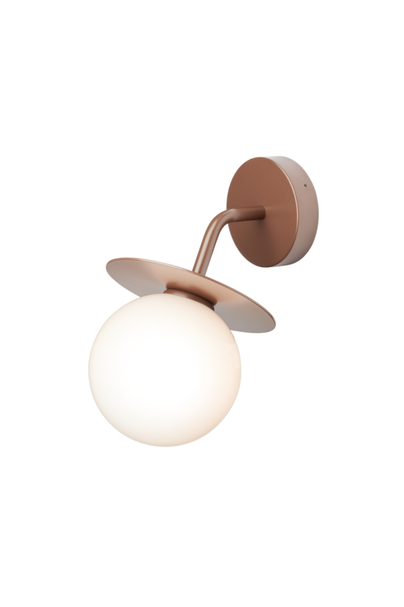 Væglampe med rund skærm af opalglas og bronzefarvet stel, på hvid baggrund