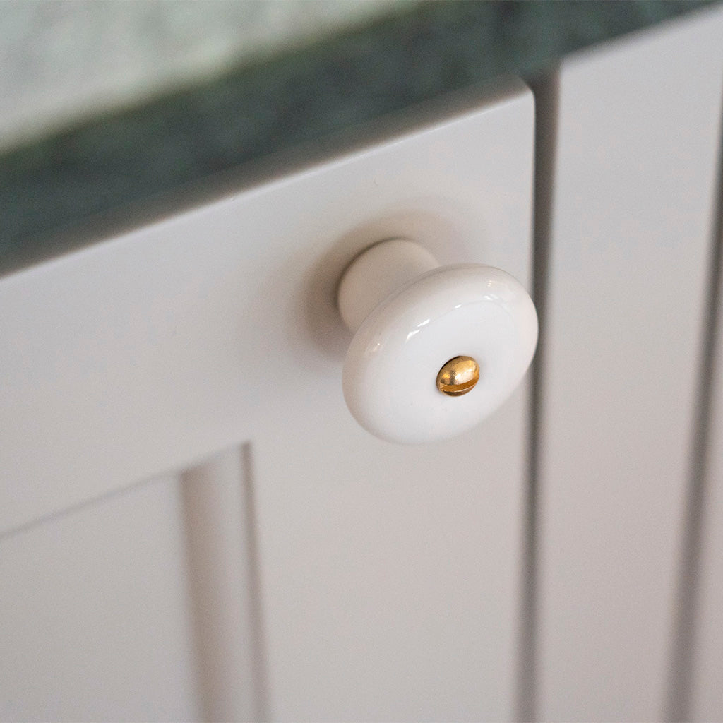 Lyngby porcelænsknop, 31 mm, hvid med messingskrue • Chr. Jørgensen