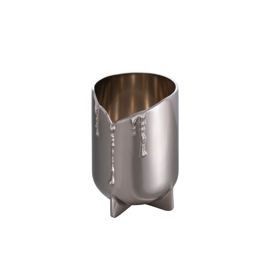 Lysestage til duftlys i stål, på hvid baggrund.