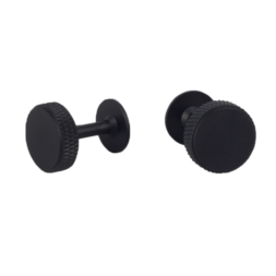 2 stk. sorte manchetknapper. Kanten på knapperne er udsmykket med det riflede diamond cut mønster.