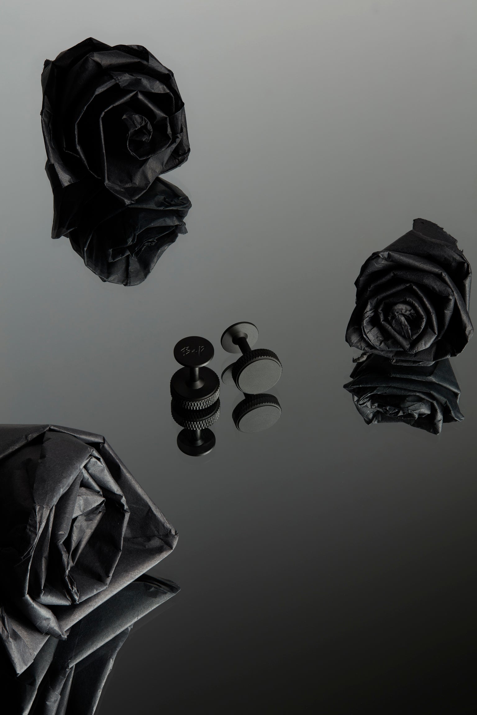 2 stk. sorte manchetknapper. Kanten på knapperne er udsmykket med det riflede diamond cut mønster.