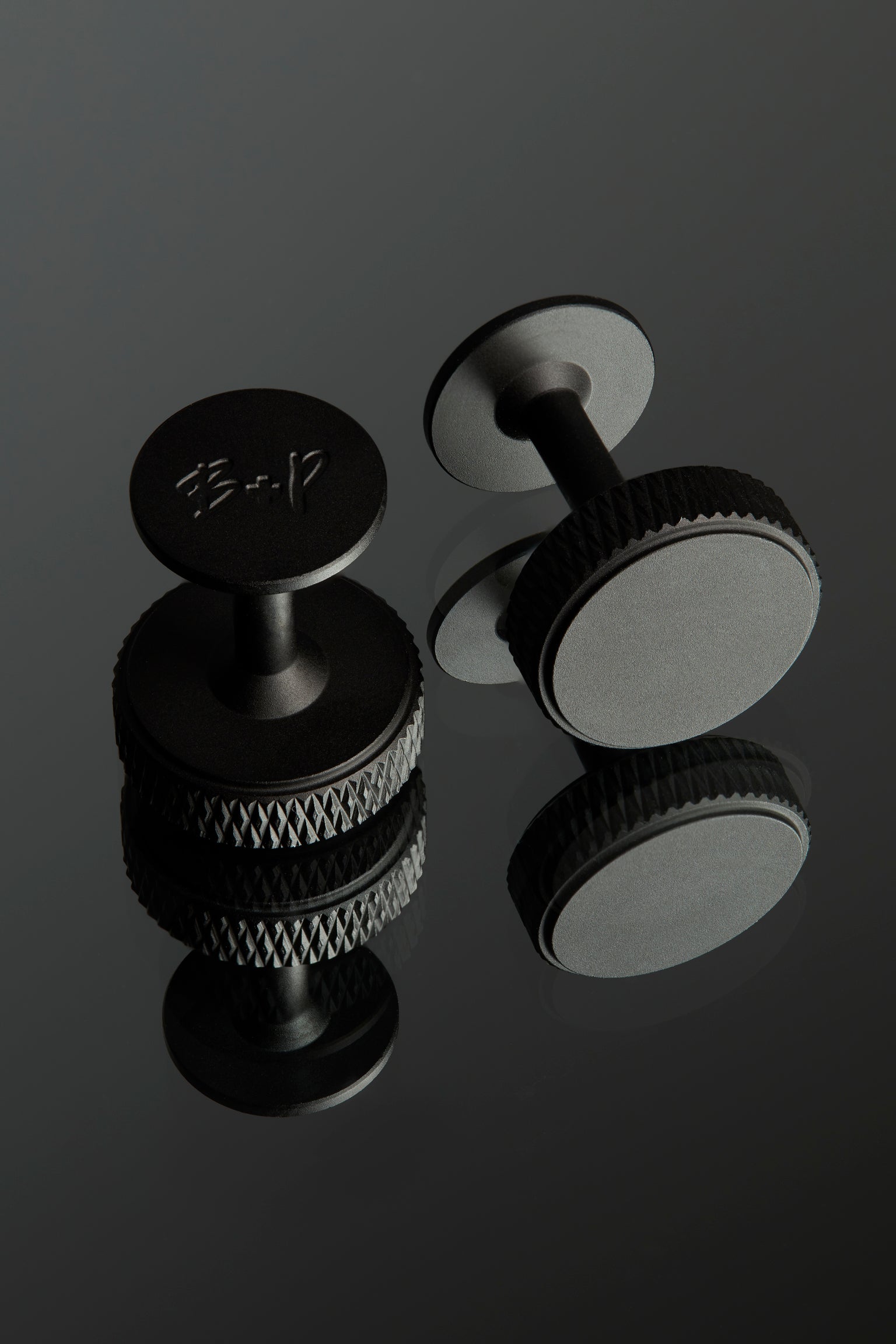 2 stk. sorte manchetknapper. Kanten på knapperne er udsmykket med det riflede diamond cut mønster.