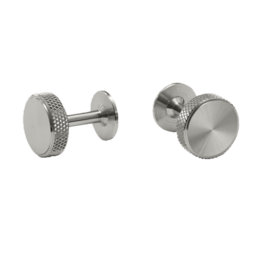 2 stk. manchetknapper i stål. Kanten af knappen er udsmykket med det riflede diamond cut mønster.