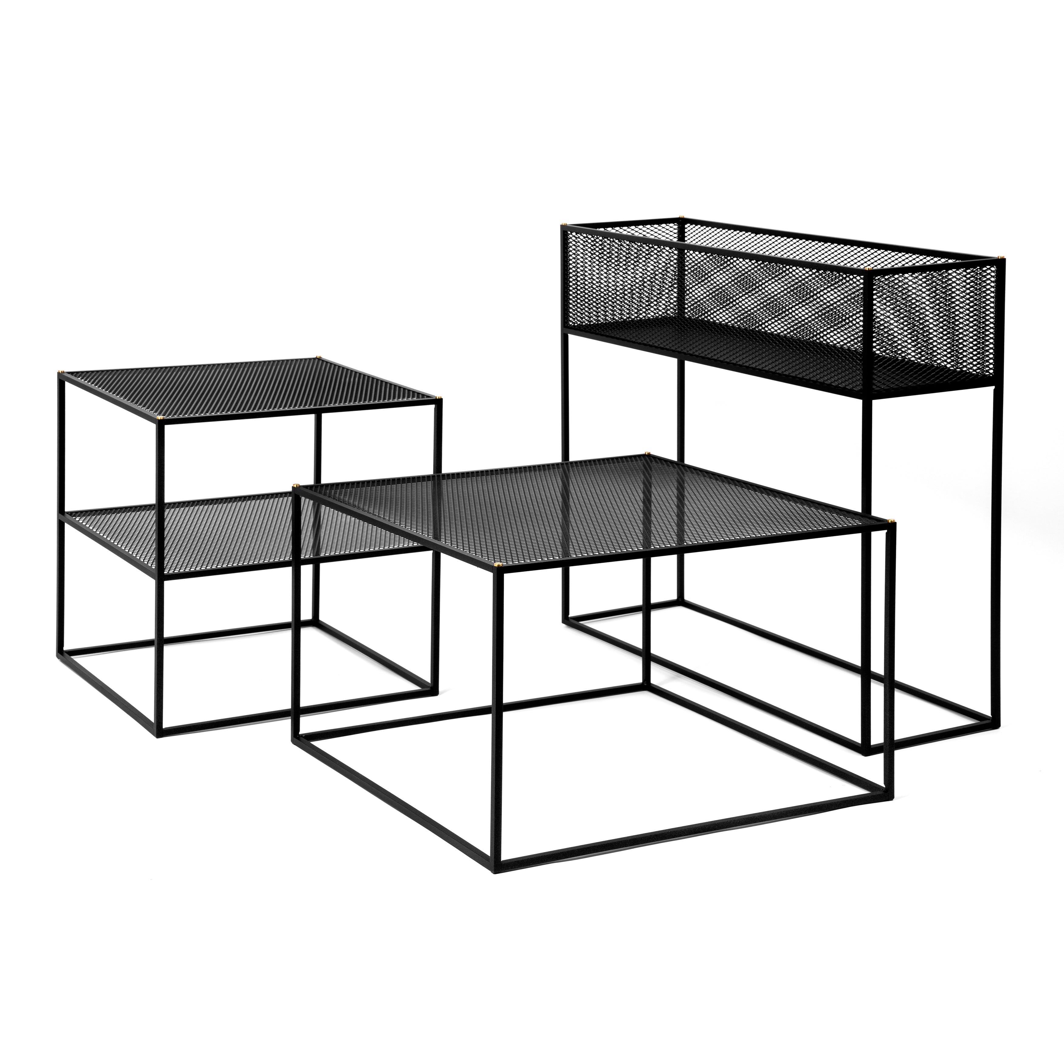 Firkantet og sort plantekasse i stålramme med meshed/hullet design på siderne. Der medfølger detaljer/skruer i både stål og messing.