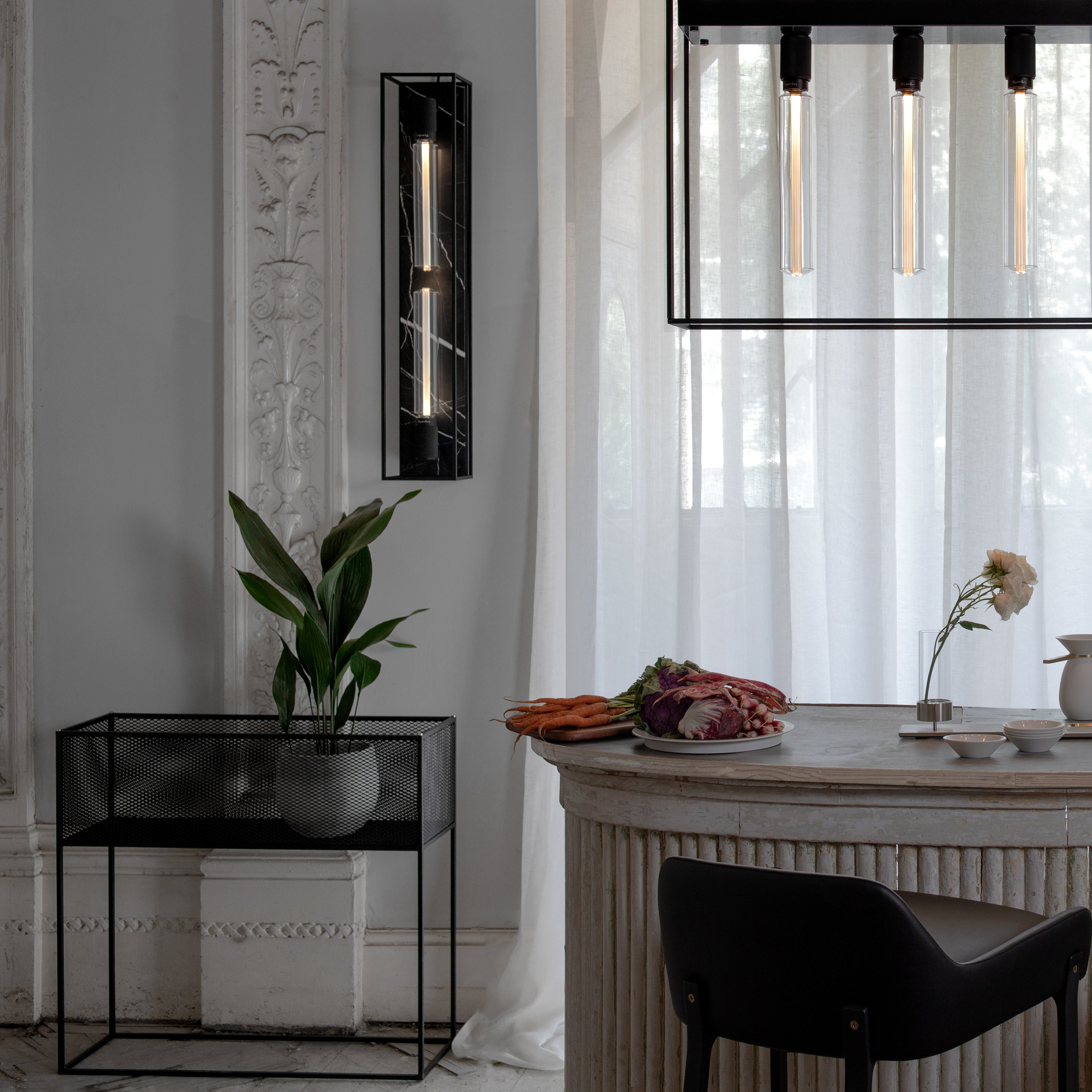 Firkantet og sort plantekasse i stålramme med meshed/hullet design på siderne. Der medfølger detaljer/skruer i både stål og messing.