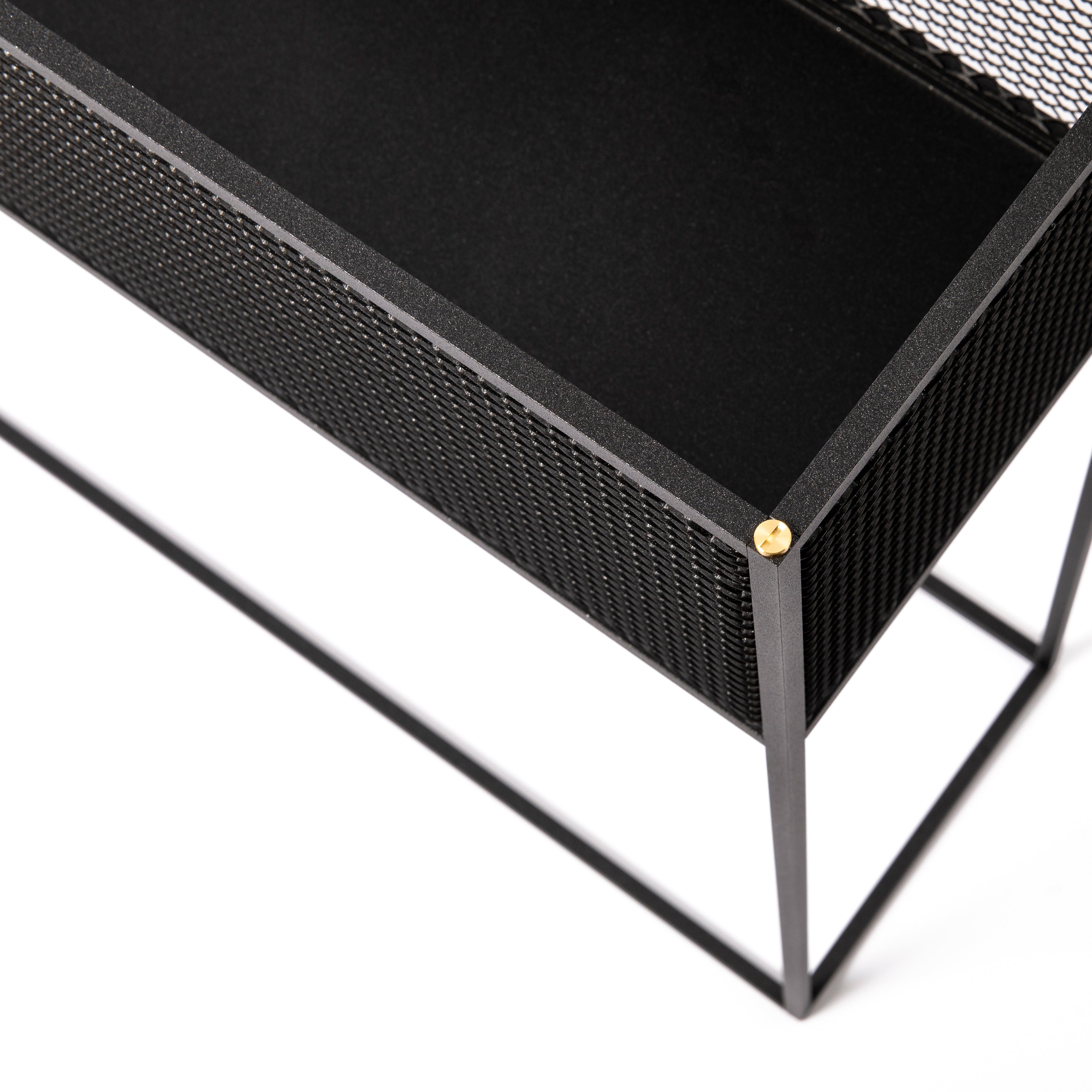 Firkantet og sort plantekasse i stålramme med meshed/hullet design på siderne. Der medfølger detaljer/skruer i både stål og messing.