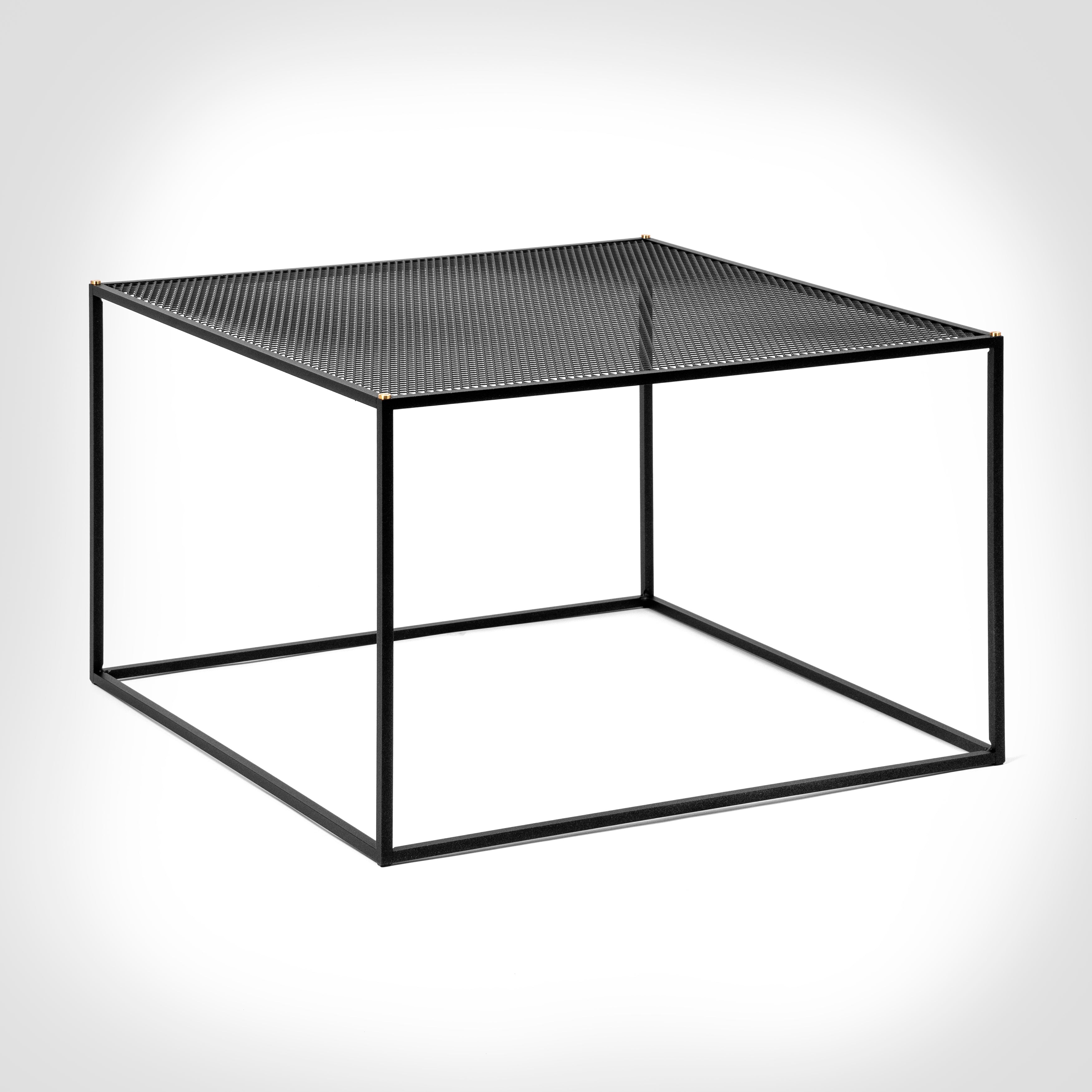 Firkantet sort sofabord med bordplade i meshed/hullet mønster. Vælg mellem detaljer/skruer i messing eller stål (medfølger).