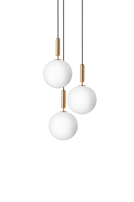 Pendel bestående af tre runde skærme af opalglas med gyldent ophæng og sort ledning, på hvid baggrund.