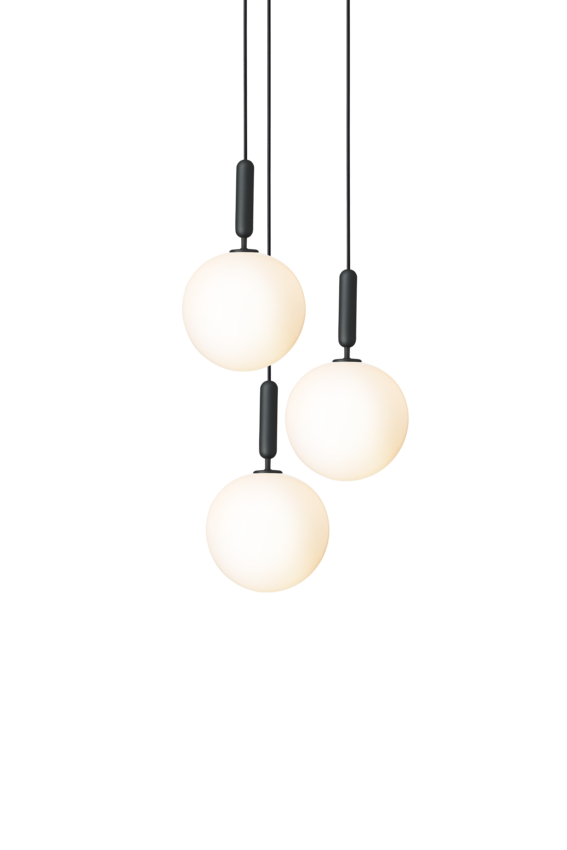 Pendel bestående af tre runde skærme af opalglas med gråt ophæng og sort ledning, på hvid baggrund.