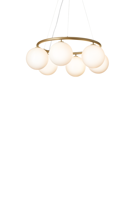 Lysekrone bestående af seks runde skærme i opalglas samt messingfarvet krone, på hvid baggrund