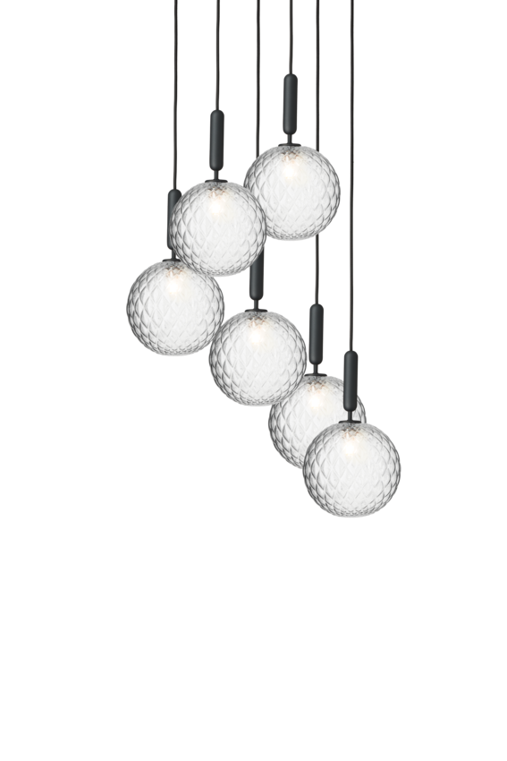 Pendel bestående af seks runde skærme af klart optikglas med gråt ophæng og sort ledning, på hvid baggrund.
