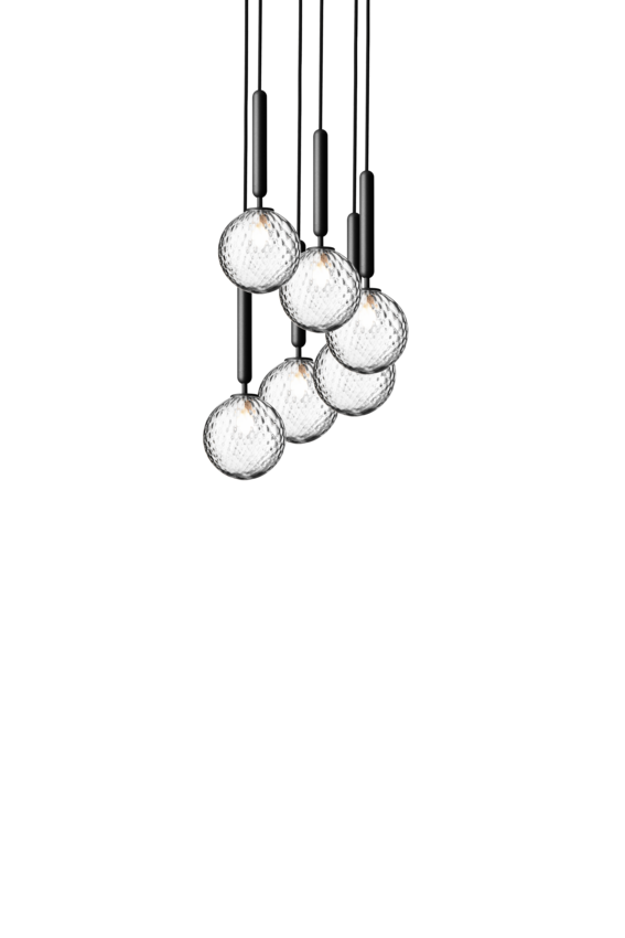 Pendel bestående af seks runde skærme af klart optikglas med gråt ophæng og sort ledning, på hvid baggrund.