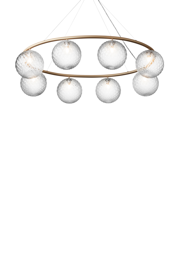 Lysekrone bestående af otte runde skærme i klart optikglas samt messingfarvet krone, på hvid baggrund