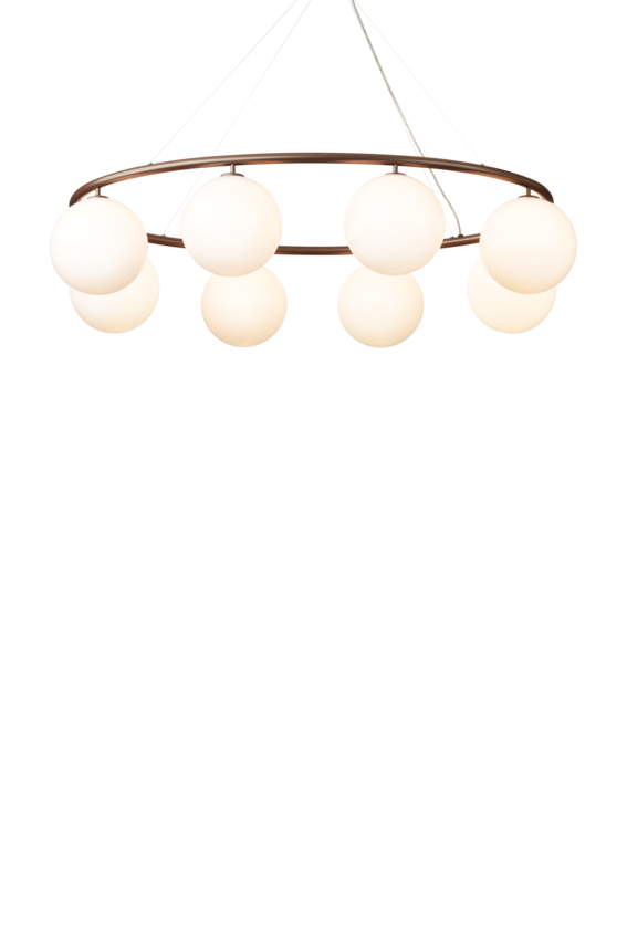 Lysekrone bestående af otte runde skærme i opalglas samt bruneret krone, på hvid baggrund