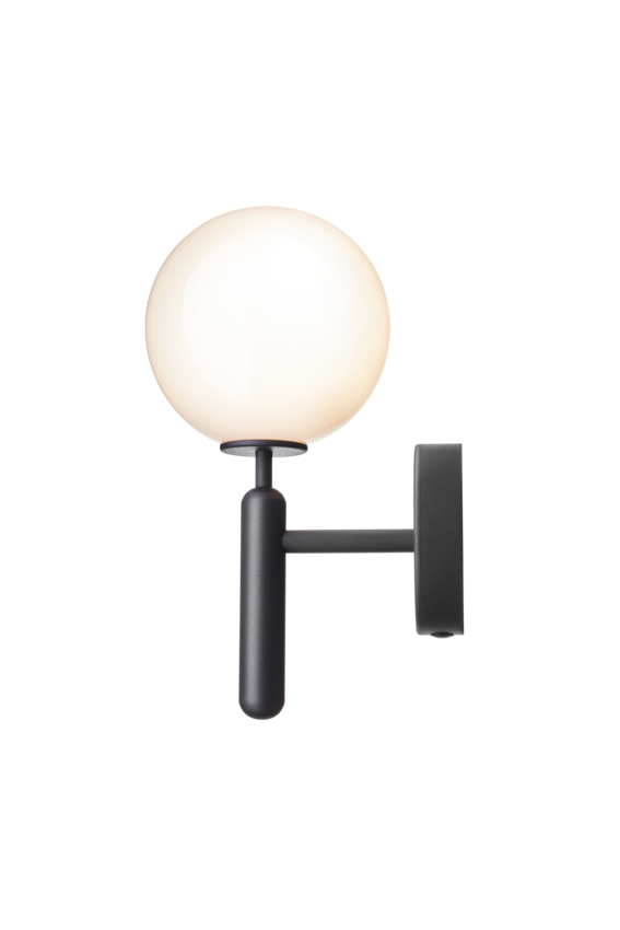 Væglampe med rund skærm af opalglas og mørkegråt stel, på hvid baggrund