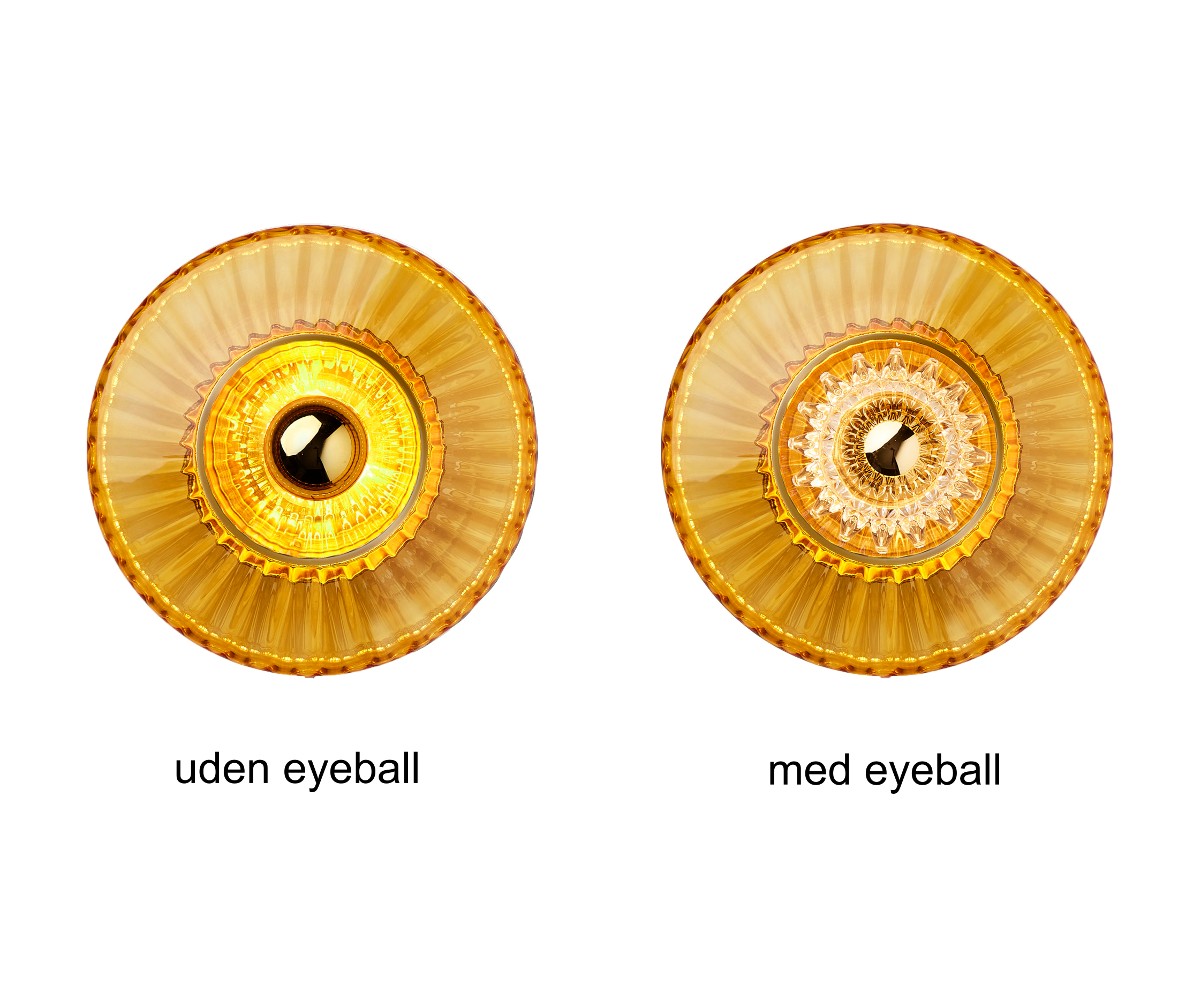 Rund væglampe i amber (orange/gul) plisseret glas, som skaber et lysspil på væggen. Her vises lampen med og uden eyeball tilbehøret.