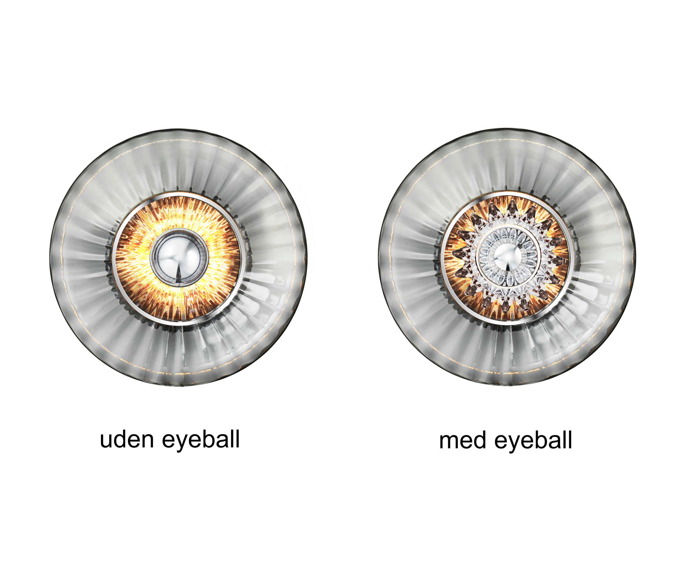 Rund væglampe i smoked plisseret glas, som skaber et lysspil på væggen. Her vises lampen med og uden eyeball tilbehøret. 